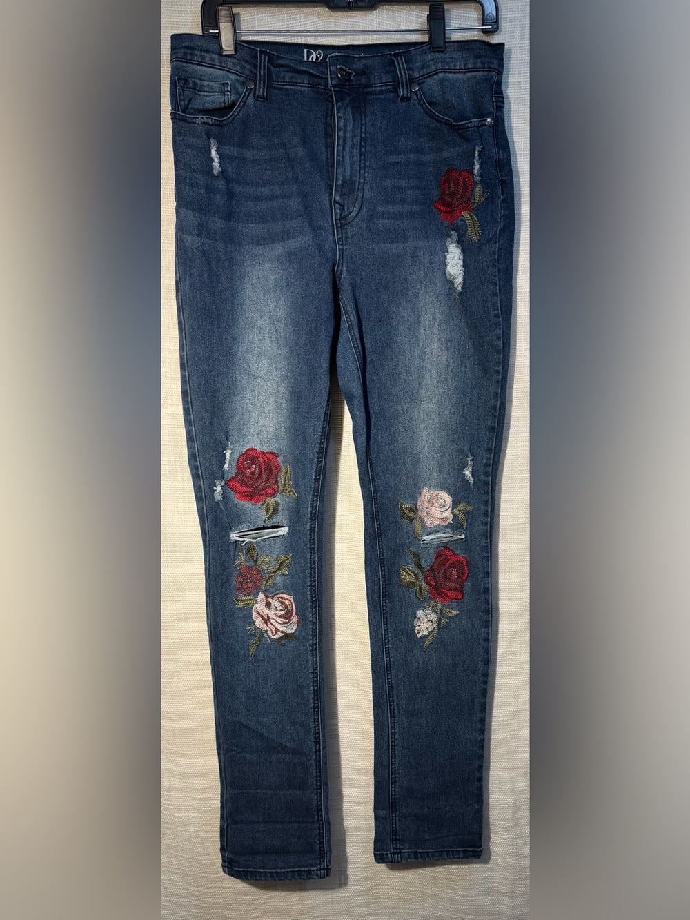 DG2 Women’s SZ 10 Stretch Embellished Embroidered Floral Details Straight Leg